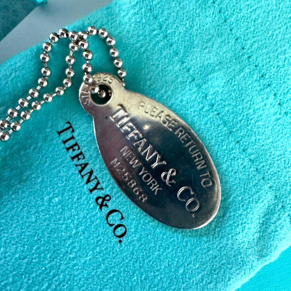 Tiffany’s oval tag necklace
